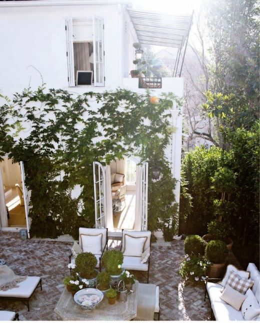 Terrassen einrichtung weiße möbel wandbegrünung buchsbäume