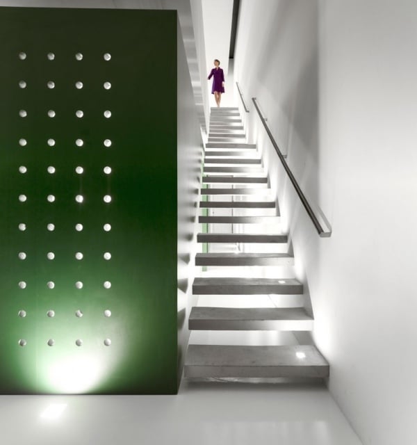 Treppenhaus Weiß Grün-Metallgeländer