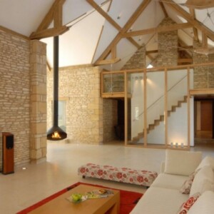 Umgebaute-Scheune-wohnhaus-interieur-design-natursteinwand-wohnzimmer