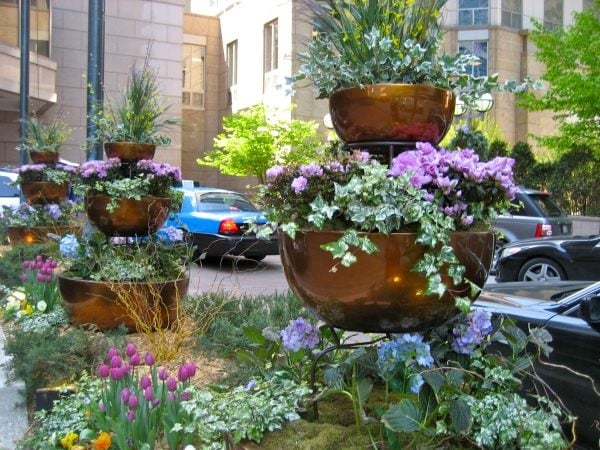 Vorgarten Gestalten-Ideen Blumentöpfe blühende Pflanzen