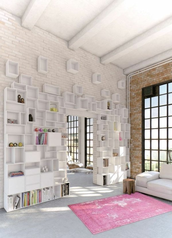 Wand Regalsystem Wohnzimmer gestalten Natursteinwand rosa Teppich