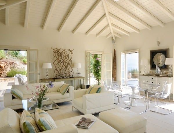 Weißes Wohnzimmer mediterräner Wohnstil weiße Polstermöbel-Acryl-Stühle