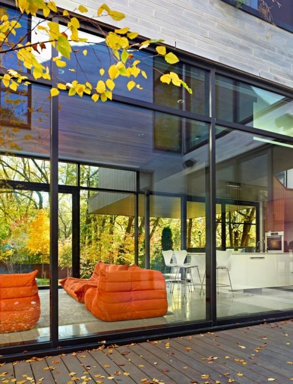 Wohnhaus bodentiefe-Verglasung Wohnzimmer-Lounge Möbel HolzTerrasse