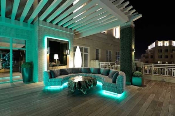 Wohnung mit Dachterrasse gestalten Akzent beleuchtung-Sofaset