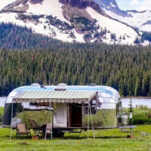 Wohnwagen Gebirge Wald Sommerurlaub planen campen