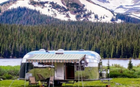 Wohnwagen Gebirge Wald Sommerurlaub planen campen