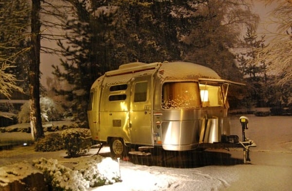 Wohnwagen Urlaub Winter Schnee Nacht 
