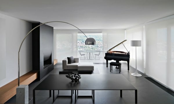 Wohnzimmer schwarzer Kamin Klavier Schiebetüren