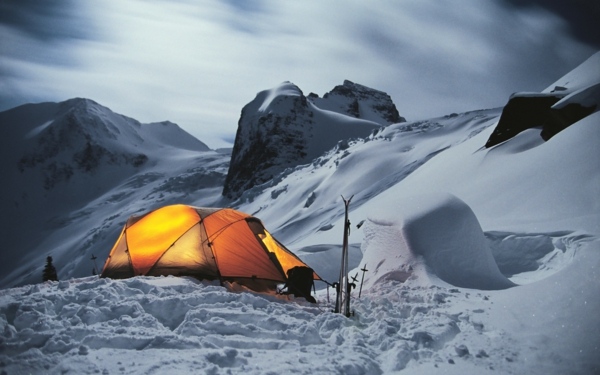 Zelt aufbauen Beleuchtung Gebirge 