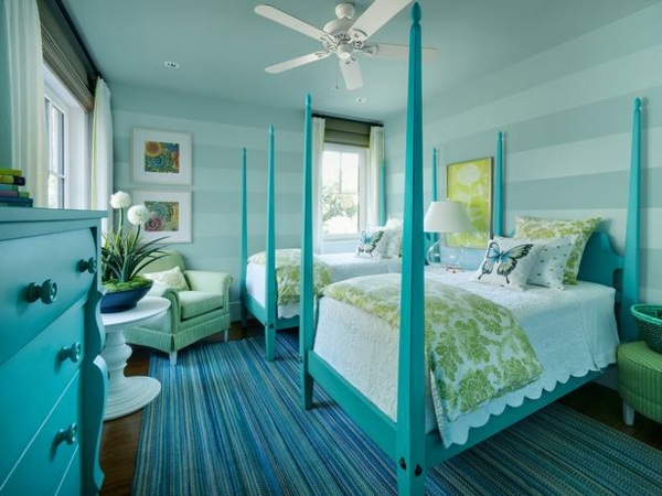 azurblaues Bett türkis Farbe Schlafzimmer Streifen Himmelbett