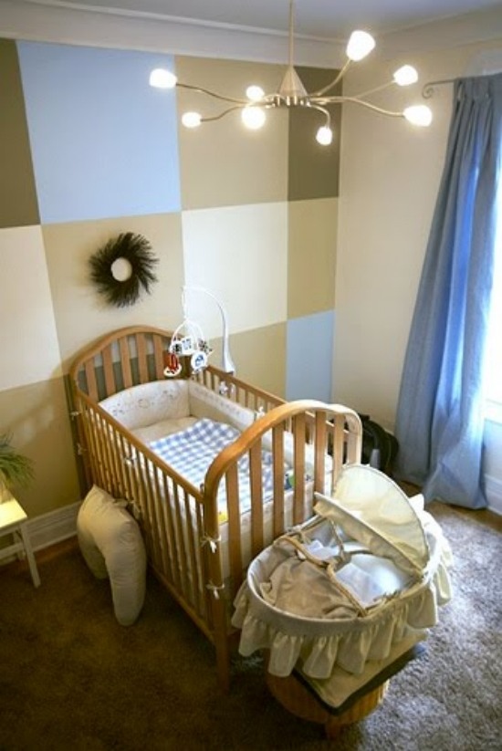 babyzimmer einrichten beige blau quadate wanddeko