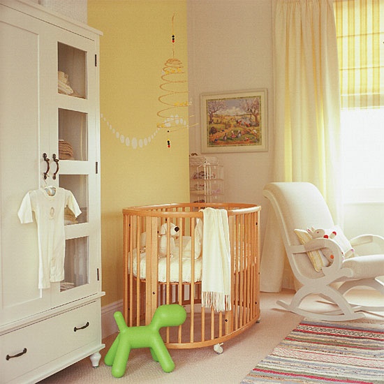 baby kinderzimmer einrichten warm gelb holz babybett