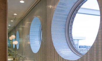 badrenovierung-modern-spiegel-säulen-optische-täuschung