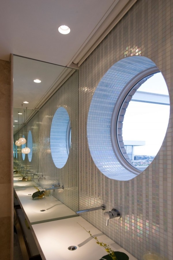 badrenovierung modern spiegel säulen optische täuschung