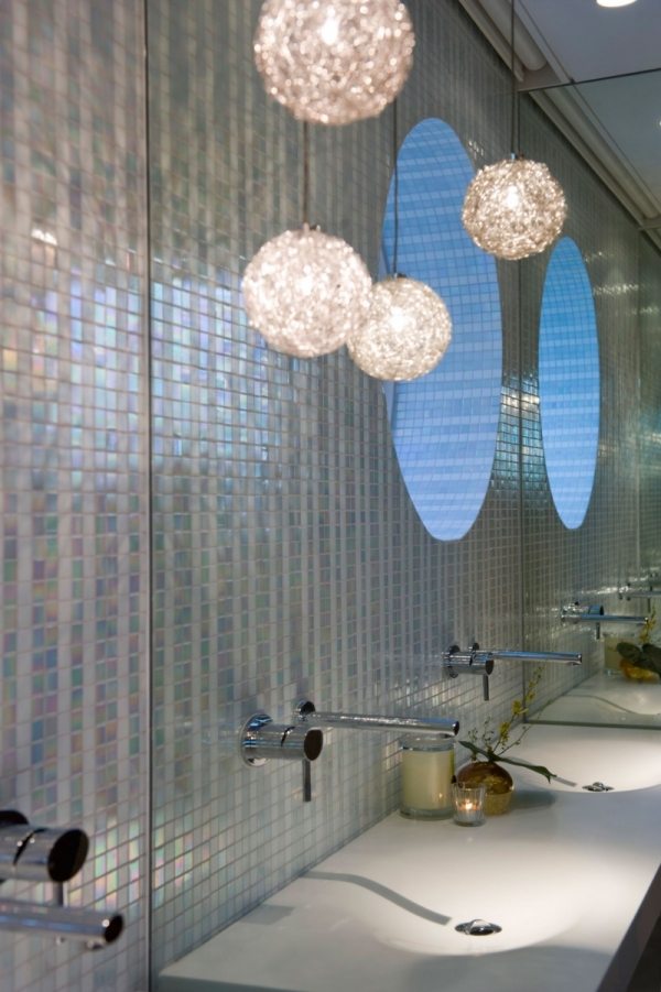 badrenovierung pendelleuchten perlen glasmosaik optische täuschung