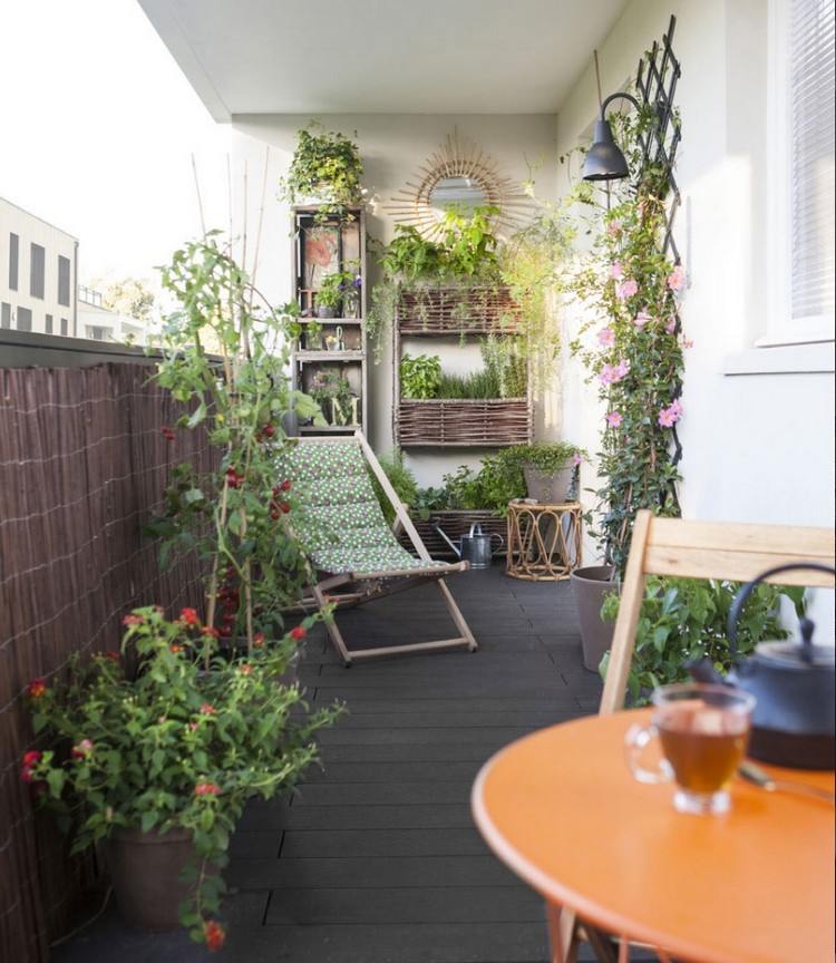 Balkon Gestaltung bambusmatte-sichtschutz-holzliege-klappbar-holz-pflanzenregale