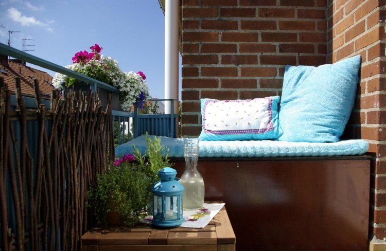 Balkon Gestaltung kleine-sitzecke-sichtschutz-zweige