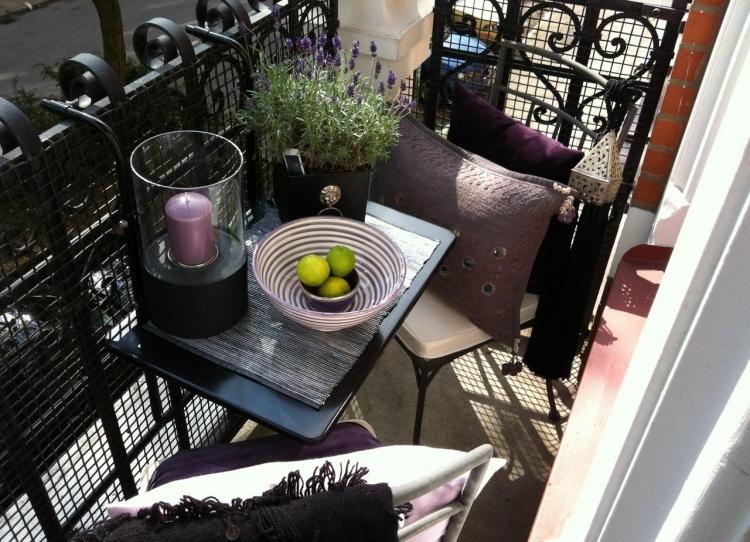 Balkon Gestaltung schwarze-gelander-klapptisch-lila-deko-lavendel