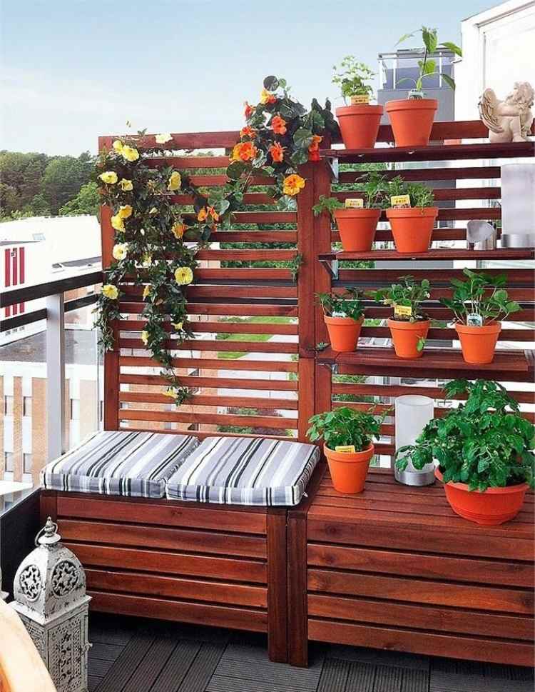 balkon-gestaltung-sichtschutz-sitzbank-einem-pflanzen