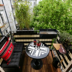 balkon ideen modern einrichtung schwarz beige blumenkaesten sichtschutz bambus