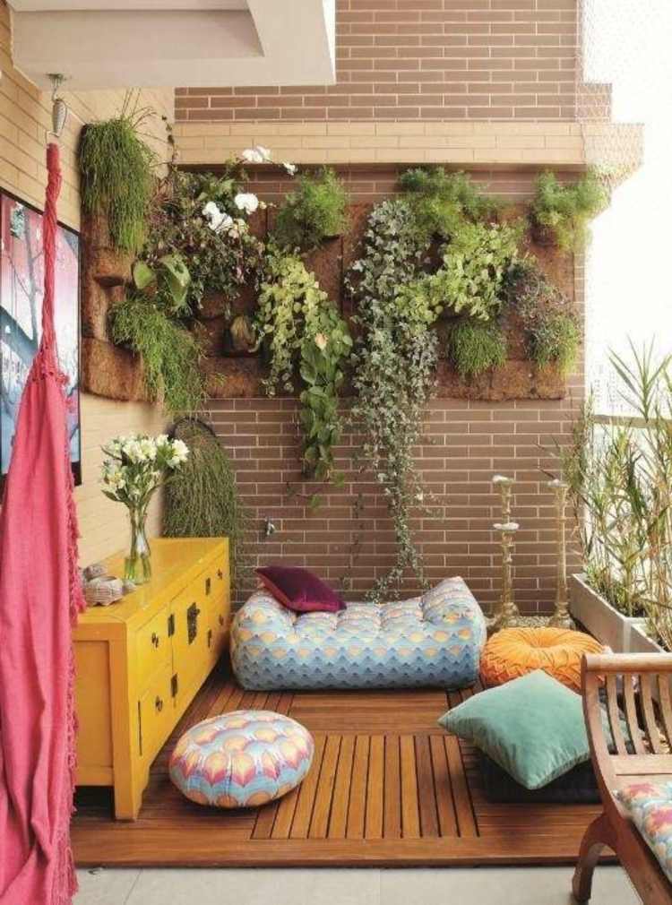 balkon im sommer deko idee sitzkissen bunt sideboard holz fussboden wand pflanzen