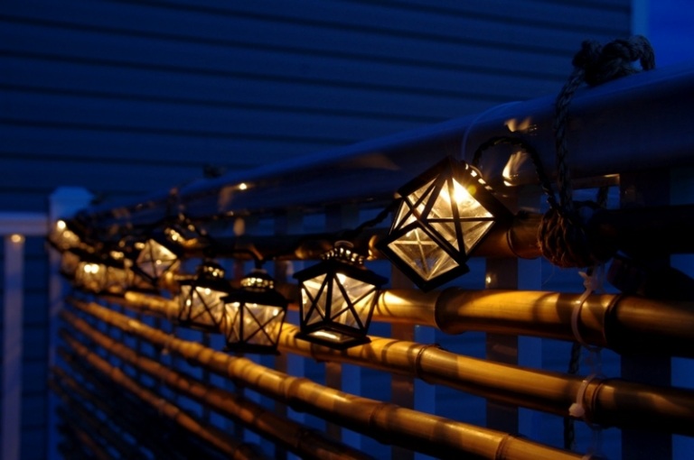 balkon sichtschutz bambus rohre laternen lichterkette idee