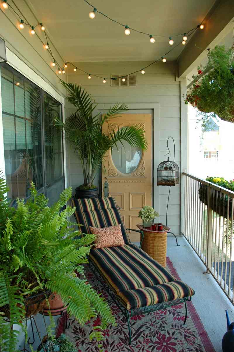 balkon und terrasse gemuetlich liegestuhl teppich farne lichterkette