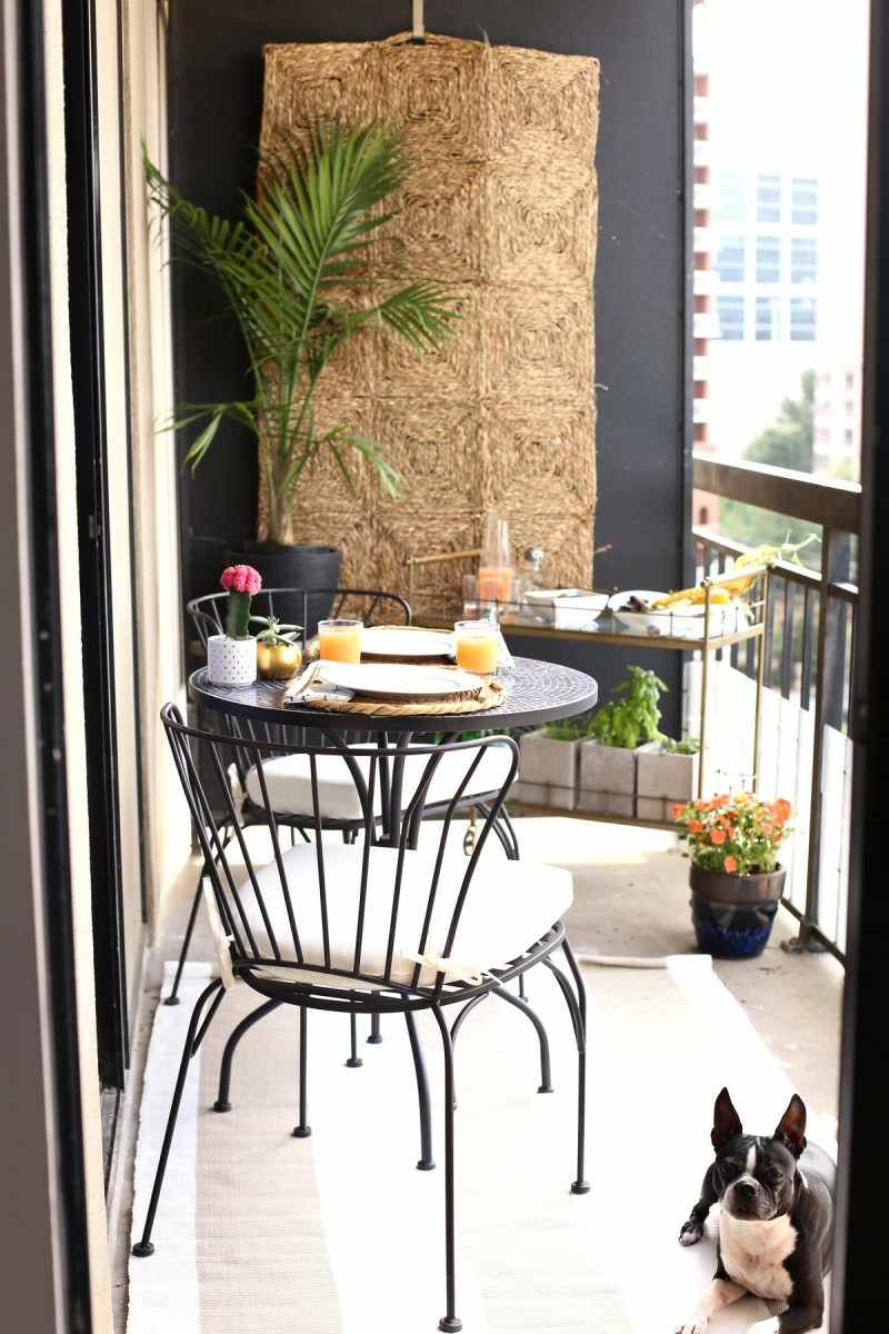 balkon und terrasse klein metall gartenmoebel wand gestaltung pflanze