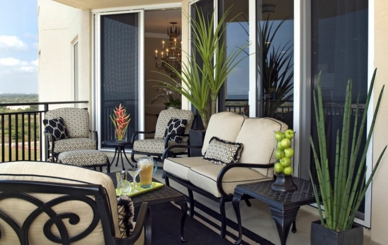 balkon und terrasse metall moebel elegant design pflanzen teppich