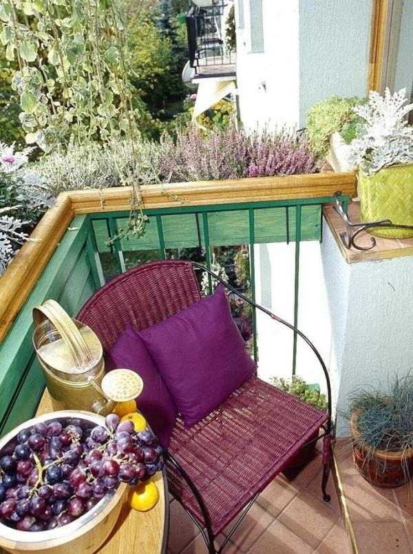 balkongeländer bepflanzen blumentöpfe befestigen kleiner balkon