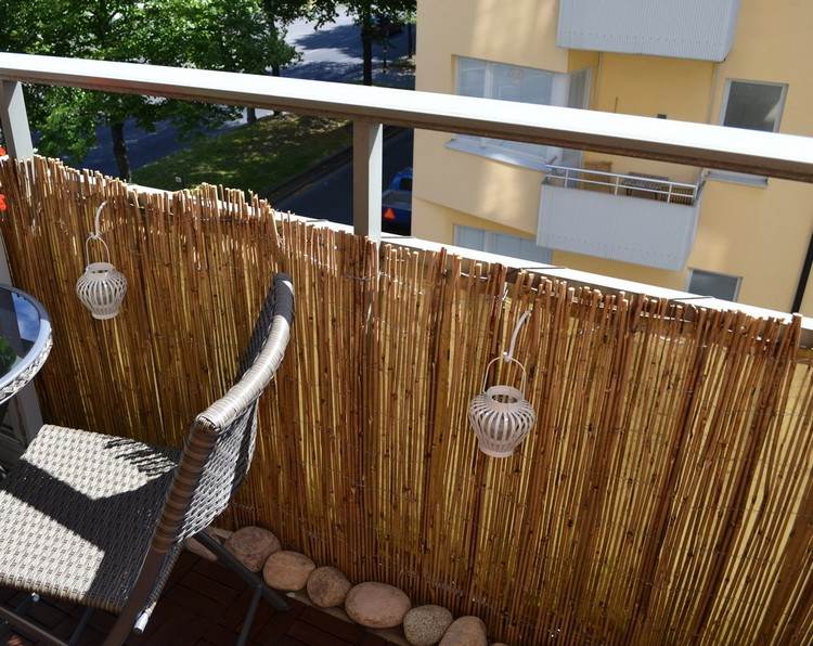 bambus-balkon-sichtschutz-bambusmatten-weisse-kerzenlaternen