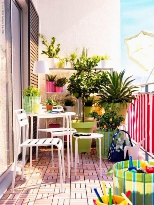 bunte Farben kleiner Balkon gestalten Ideen Pflanzen