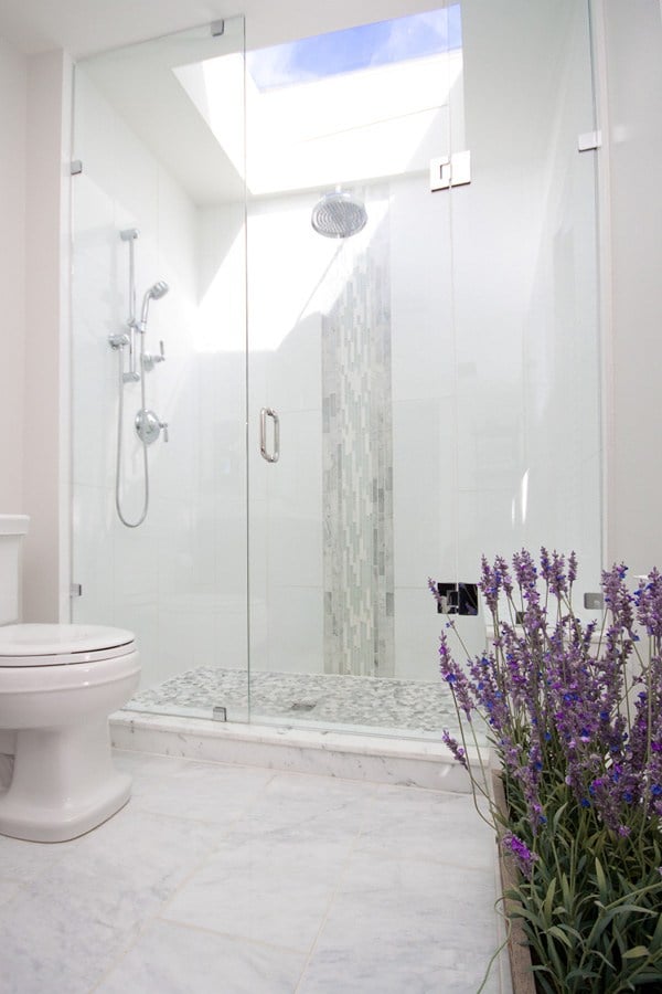 dachfenster badezimmer dusche weiß glastüren  ideen