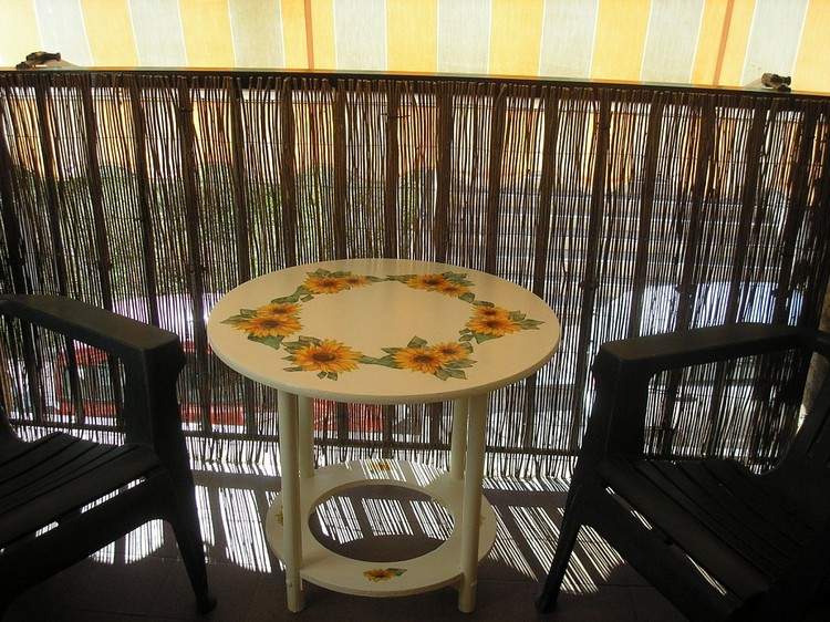 Deko für Balkon balkontisch-serviettentechnik-tischplatte-sonnenblumen