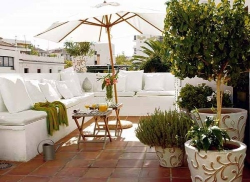 deko ideen für balkon und terrasse weißes sofa