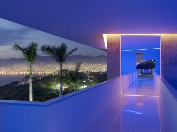 encanto designer hotel in acapulco blaues led licht