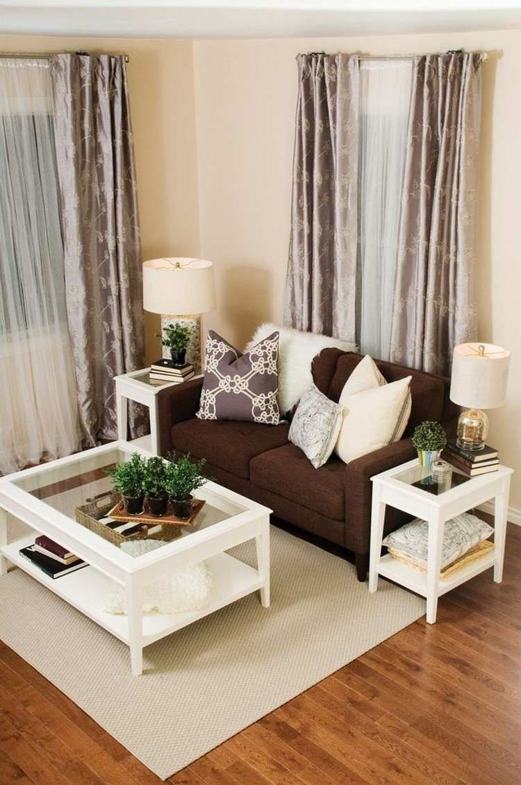 gardinen-wohnzimmer-satin-braunes-sofa-creme-wandfarbe