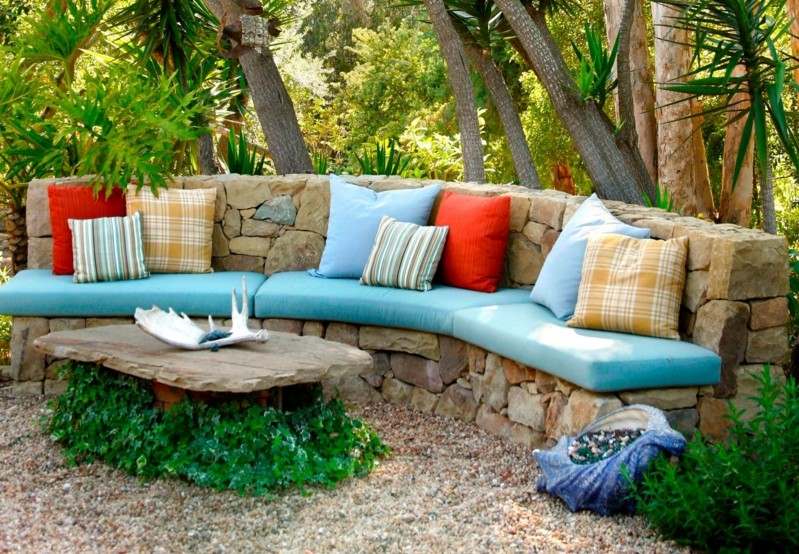 garten lounge zum relaxen stein moebel idee polster hellblau tropisch