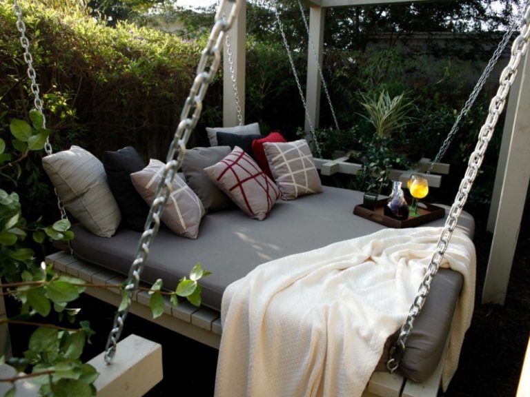 garten lounge zum relaxen tagesbett schaukel modern grau ketten