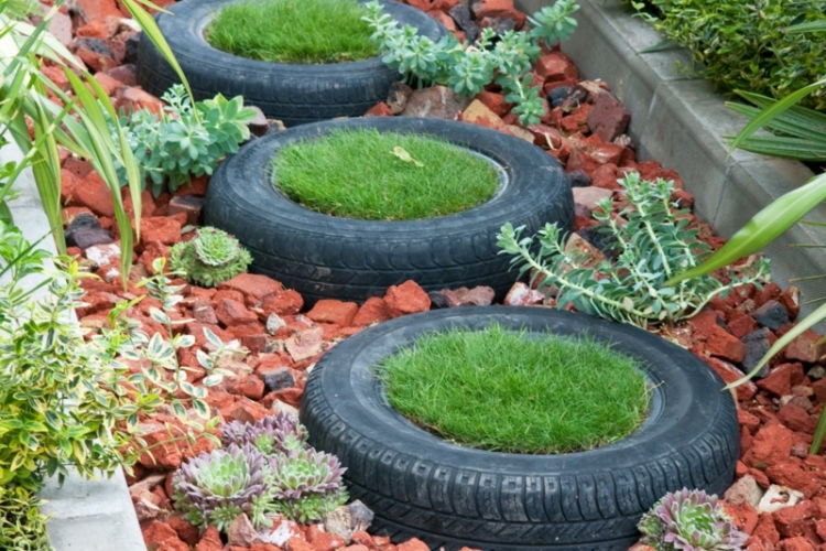 gartenideen mit alten haushaltssachen gartenweg originell reifen rasen saeen rot stein