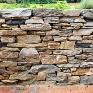 gartenmauer aus naturstein
