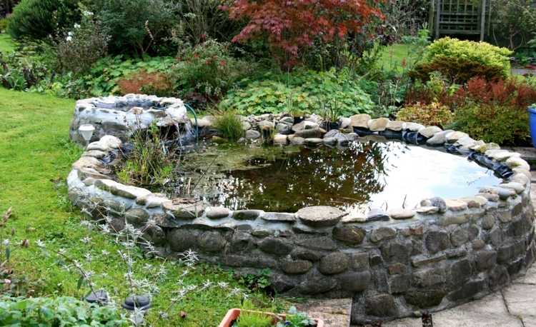 gartenteich selber bauen stein rund wasserfall gestaltung