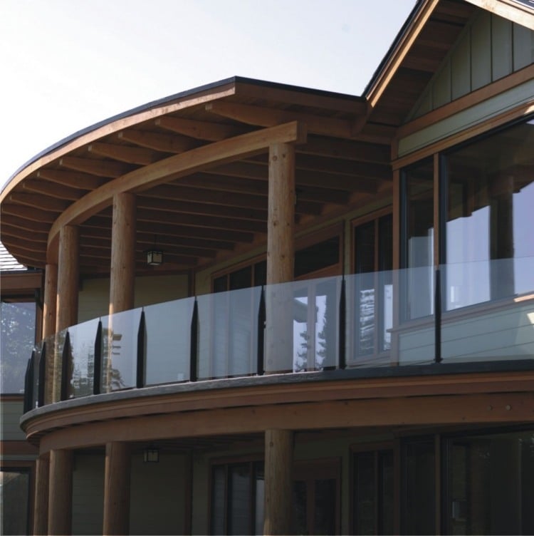 gelander-balkon-terrasse-bauen-glas-transparent-modern-haus-ueberdachung