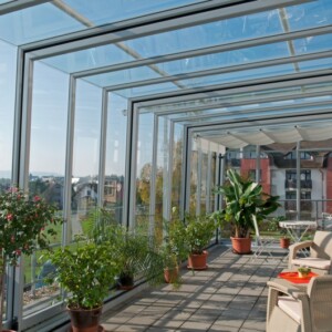 glasdach für die terrasse silber stuetze metall zierbaeumchen