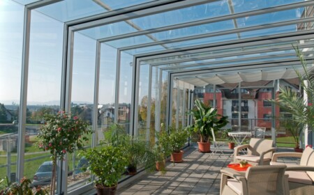 glasdach für die terrasse silber stuetze metall zierbaeumchen