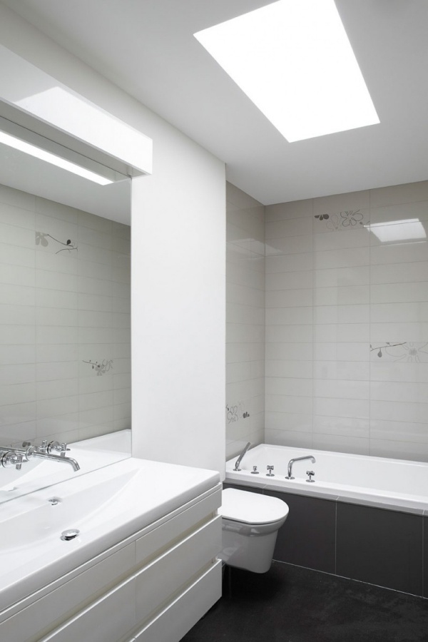 haus holz mit modernem design badezimmer in weiß