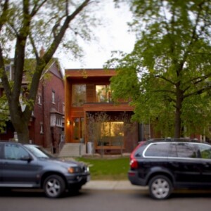 haus-aus-holz-mit-modernem-design-fassade-straßenblick