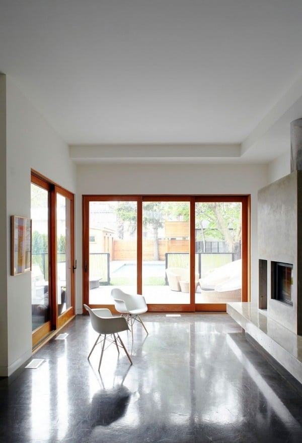 haus aus holz mit modernem design minimalistisches interieur