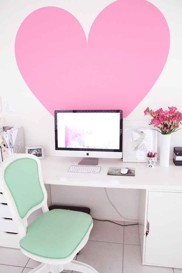 home office mintgrün sessel rosa herz wanddeko