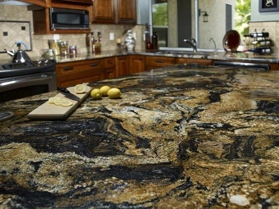 ideen für küchenarbeitsplatten granit gold schwarz